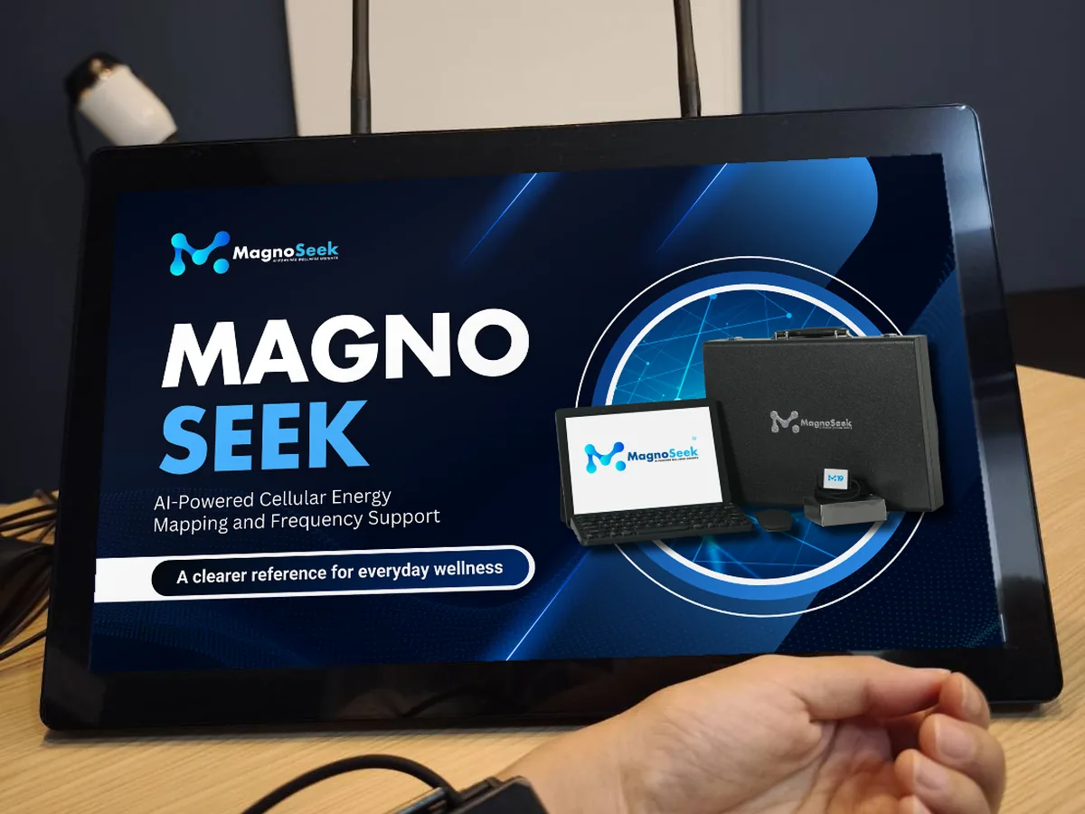 เครื่องสแกน MagnoSeek: จอแสดงผลบนโต๊ะ และสายรัดข้อมือ M19 สวมที่ข้อมือลูกค้า